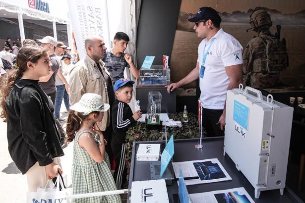 İzmir’de EFES-2026’da nefes kesen görüntüler Robot köpekler ve yerli devler sahneye çıktı