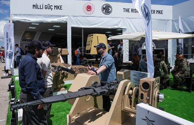 İzmir’de EFES-2026’da nefes kesen görüntüler Robot köpekler ve yerli devler sahneye çıktı