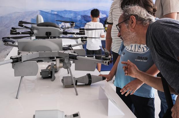 İzmir’de EFES-2026’da nefes kesen görüntüler Robot köpekler ve yerli devler sahneye çıktı