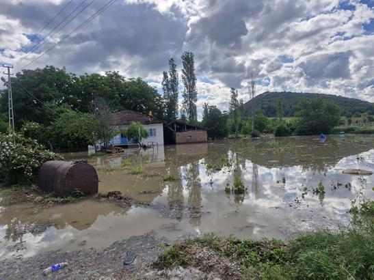 Tokat, Kastamonu ve Amasyada sağanak yağış hayatı felç etti Sel riski nedeniyle eğitime ara verildi, evler tahliye edildi