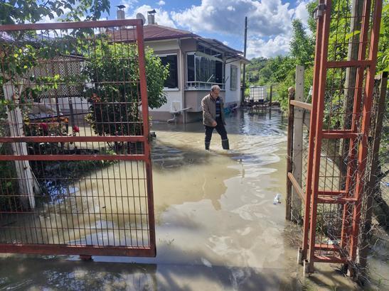 Tokat, Kastamonu ve Amasyada sağanak yağış hayatı felç etti Sel riski nedeniyle eğitime ara verildi, evler tahliye edildi