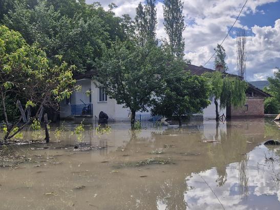 Tokat, Kastamonu ve Amasyada sağanak yağış hayatı felç etti Sel riski nedeniyle eğitime ara verildi, evler tahliye edildi