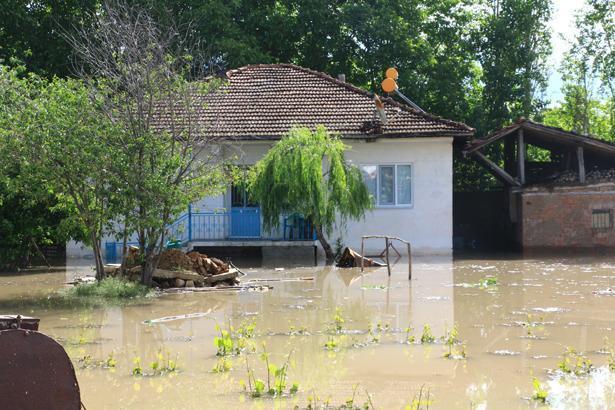 Tokat, Kastamonu ve Amasyada sağanak yağış hayatı felç etti Sel riski nedeniyle eğitime ara verildi, evler tahliye edildi
