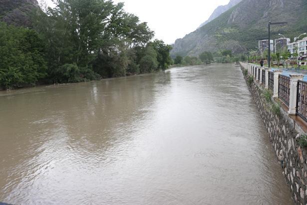 Tokat, Kastamonu ve Amasyada sağanak yağış hayatı felç etti Sel riski nedeniyle eğitime ara verildi, evler tahliye edildi