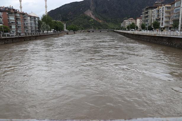 Tokat, Kastamonu ve Amasyada sağanak yağış hayatı felç etti Sel riski nedeniyle eğitime ara verildi, evler tahliye edildi