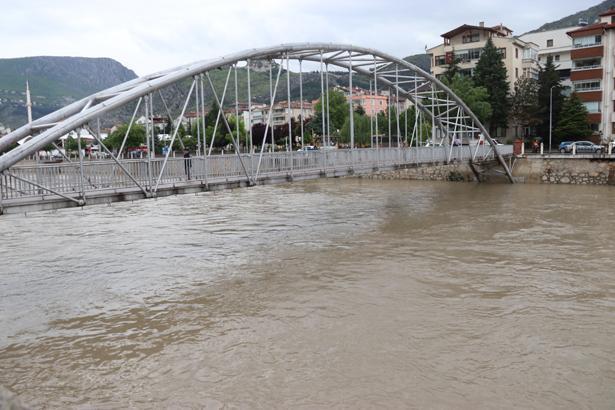 Tokat, Kastamonu ve Amasyada sağanak yağış hayatı felç etti Sel riski nedeniyle eğitime ara verildi, evler tahliye edildi