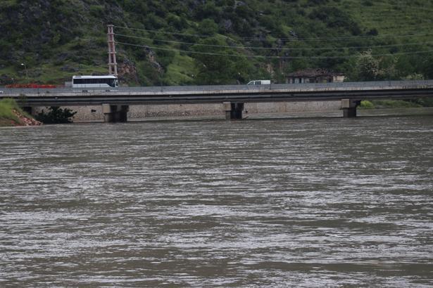 Tokat, Kastamonu ve Amasyada sağanak yağış hayatı felç etti Sel riski nedeniyle eğitime ara verildi, evler tahliye edildi