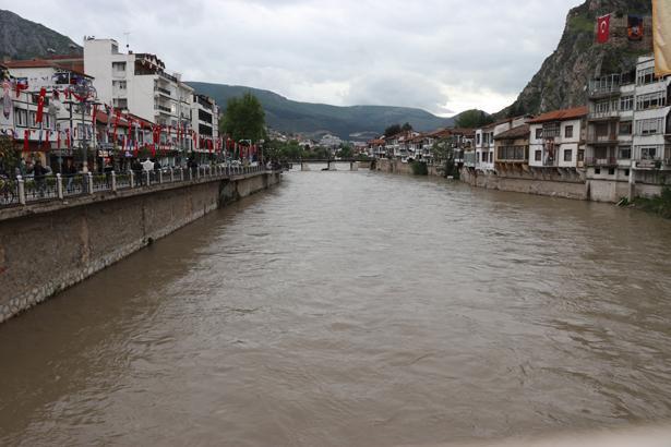Tokat, Kastamonu ve Amasyada sağanak yağış hayatı felç etti Sel riski nedeniyle eğitime ara verildi, evler tahliye edildi