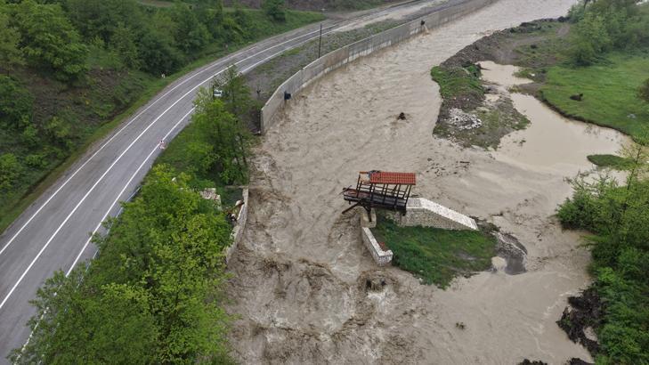 Tokat, Kastamonu ve Amasyada sağanak yağış hayatı felç etti Sel riski nedeniyle eğitime ara verildi, evler tahliye edildi