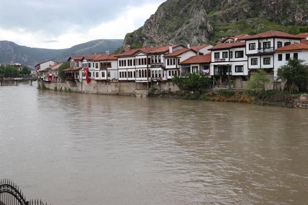 Tokat, Kastamonu ve Amasyada sağanak yağış hayatı felç etti Sel riski nedeniyle eğitime ara verildi, evler tahliye edildi