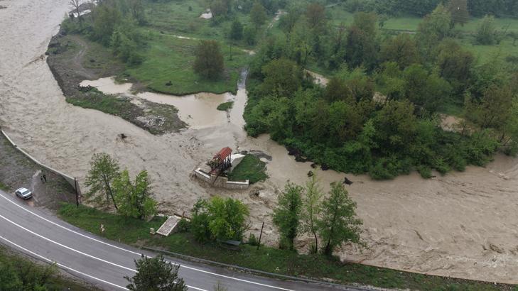 Tokat, Kastamonu ve Amasyada sağanak yağış hayatı felç etti Sel riski nedeniyle eğitime ara verildi, evler tahliye edildi