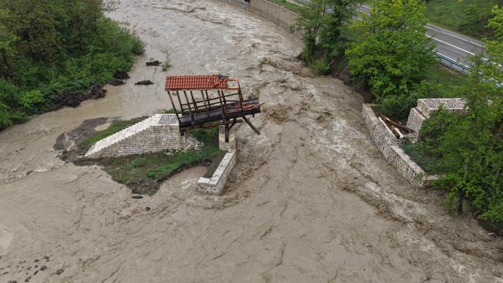 Tokat, Kastamonu ve Amasyada sağanak yağış hayatı felç etti Sel riski nedeniyle eğitime ara verildi, evler tahliye edildi