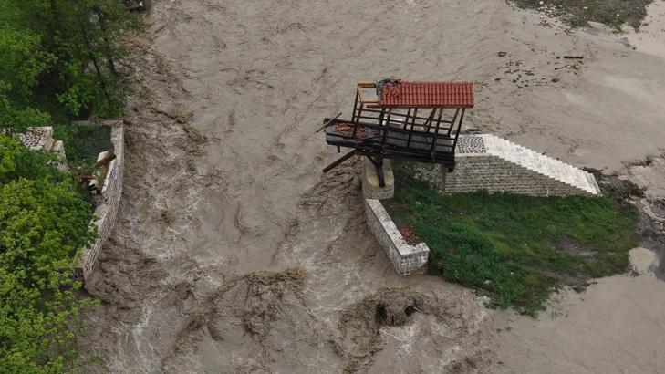 Tokat, Kastamonu ve Amasyada sağanak yağış hayatı felç etti Sel riski nedeniyle eğitime ara verildi, evler tahliye edildi