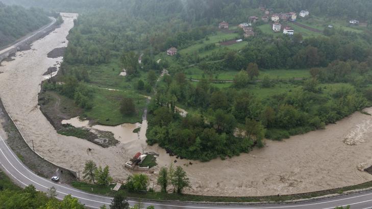 Tokat, Kastamonu ve Amasyada sağanak yağış hayatı felç etti Sel riski nedeniyle eğitime ara verildi, evler tahliye edildi