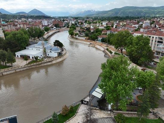 Kentte baraj alarmı 15 mahalle ile 7 köy tahliye ediliyor, sokaklara kum torbalı setler çekildi