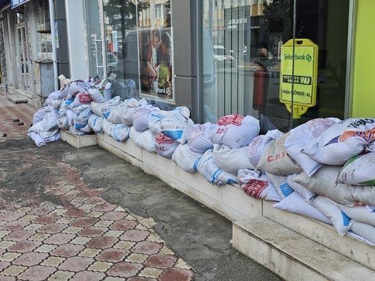 Kentte baraj alarmı 15 mahalle ile 7 köy tahliye ediliyor, sokaklara kum torbalı setler çekildi