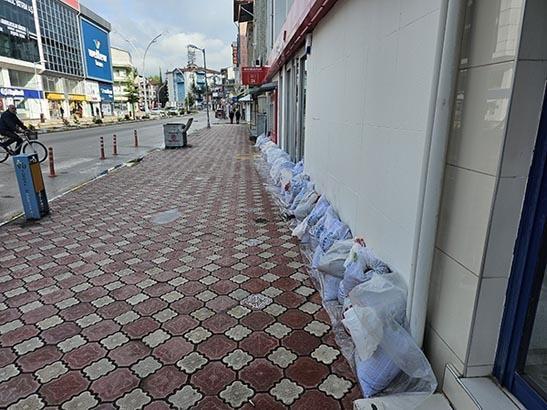 Kentte baraj alarmı 15 mahalle ile 7 köy tahliye ediliyor, sokaklara kum torbalı setler çekildi