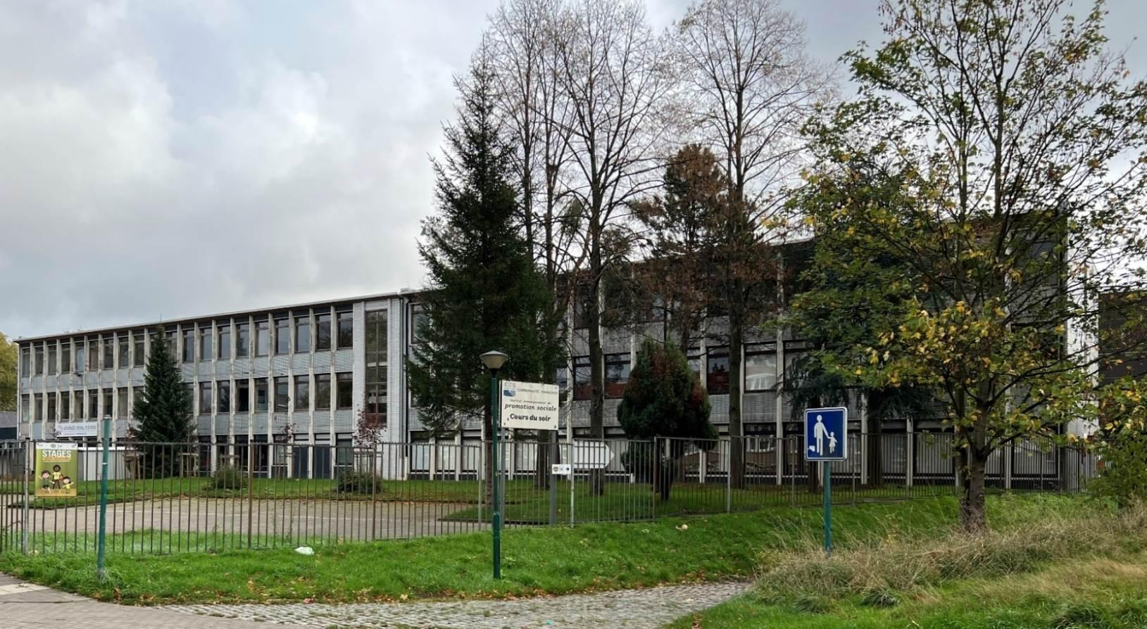 Öğretmenler greve gitti, birçok okulda eğitim durdu! Girişlere barikat kurdu