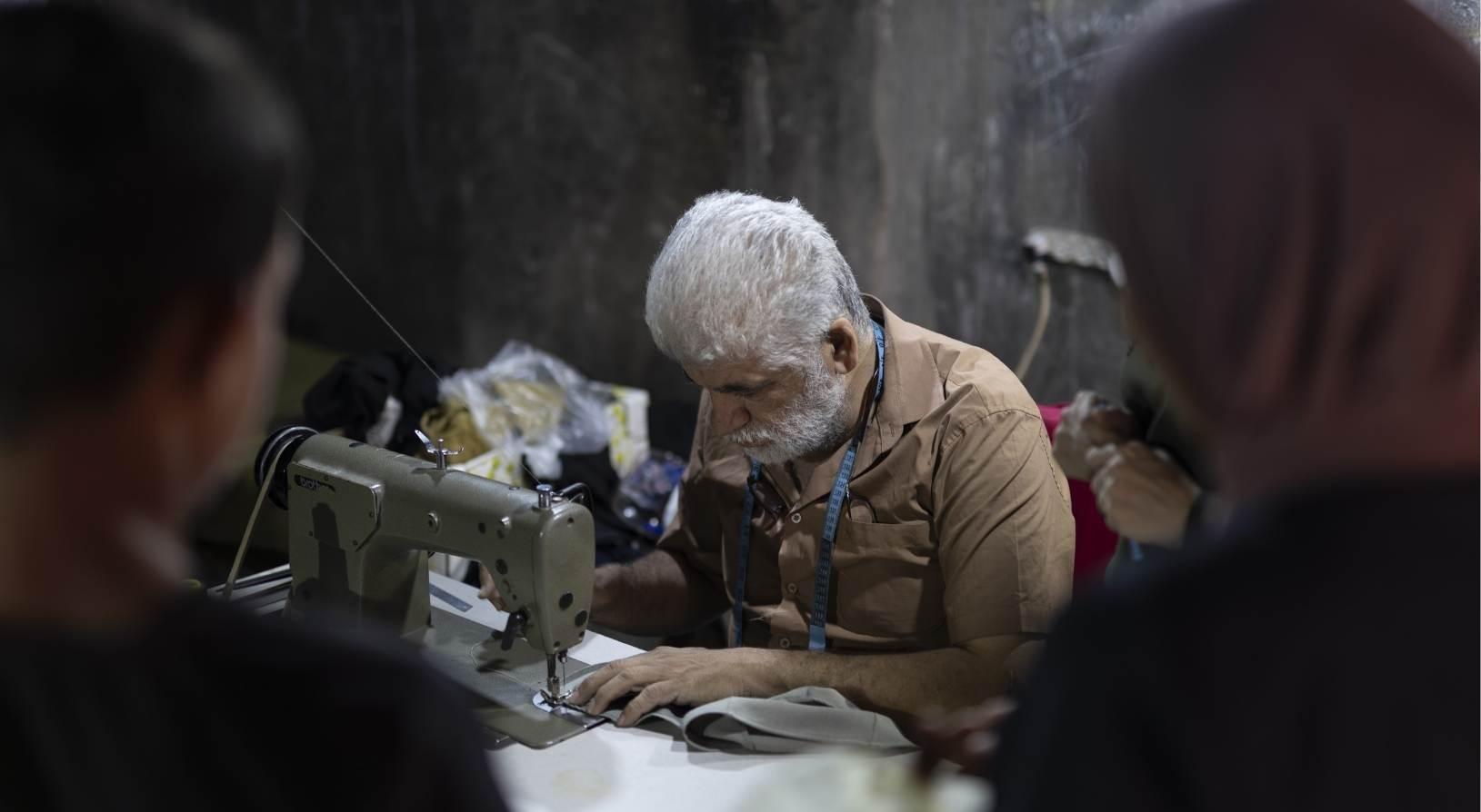 Tek geçim kaynağı saldırıda yerle bir oldu Şimdi evinde üretiyor, kızı sayesinde iletişim kuruyor