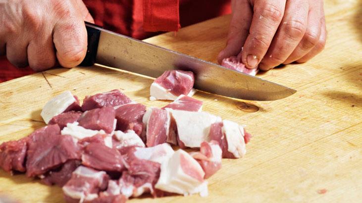 Kurban Bayramında acemi kasaplara uyarı Küçük kesiklere bu malzemeyi sürmeyin