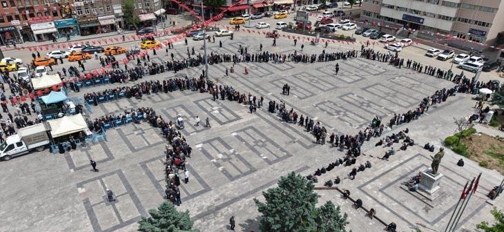 Ücretsiz olduğunu duyan koştu Kentte Kilometrelerce kuyruk
