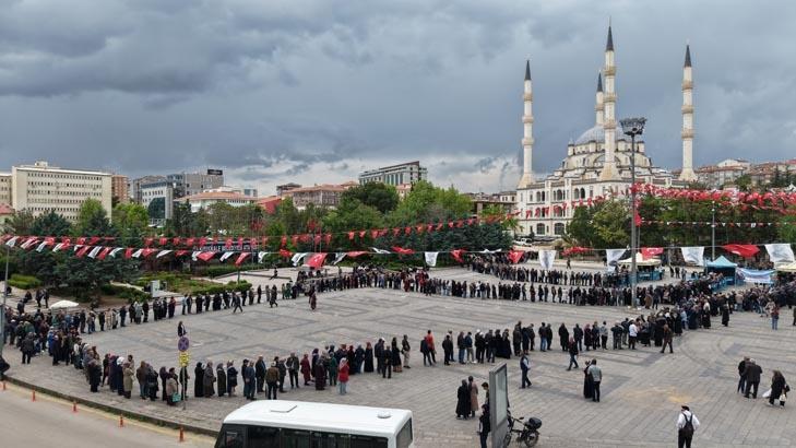 Ücretsiz olduğunu duyan koştu Kentte Kilometrelerce kuyruk