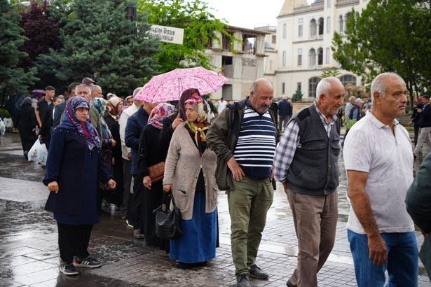Ücretsiz olduğunu duyan koştu Kentte Kilometrelerce kuyruk