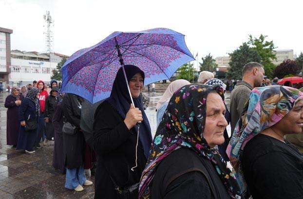 Ücretsiz olduğunu duyan koştu Kentte Kilometrelerce kuyruk
