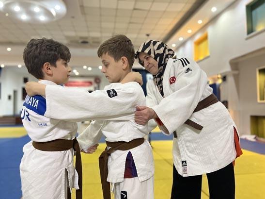 İzlerken taktik verdiği torununu judoda Türkiye üçüncüsü yaptı: 60ından sonra antrenör oldu