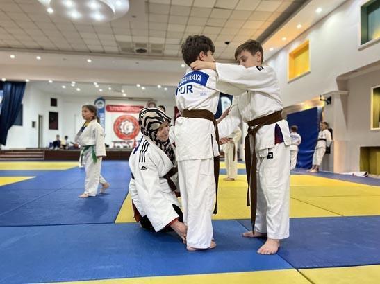 JUDO KIYAFETİMİ GİYDİĞİMDE MUTLU OLUYORUM