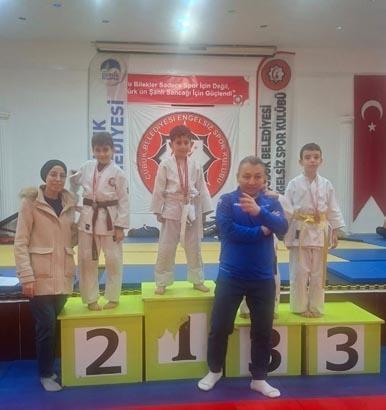 İzlerken taktik verdiği torununu judoda Türkiye üçüncüsü yaptı: 60ından sonra antrenör oldu