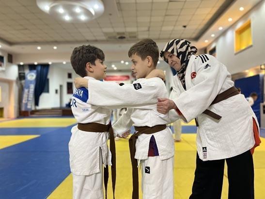 İzlerken taktik verdiği torununu judoda Türkiye üçüncüsü yaptı: 60ından sonra antrenör oldu