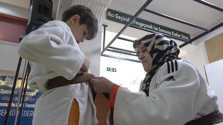 İzlerken taktik verdiği torununu judoda Türkiye üçüncüsü yaptı: 60ından sonra antrenör oldu