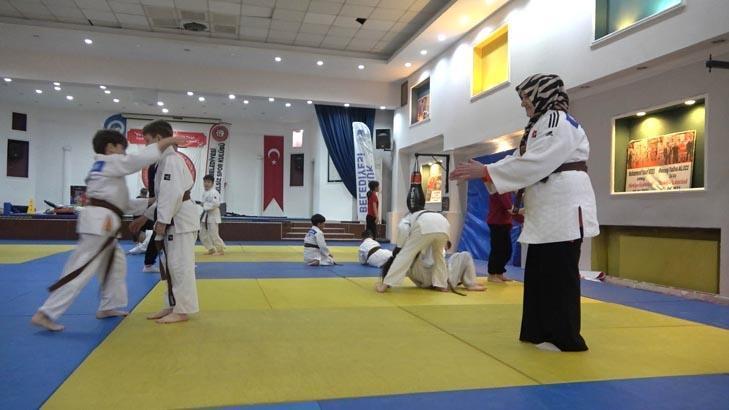 İzlerken taktik verdiği torununu judoda Türkiye üçüncüsü yaptı: 60ından sonra antrenör oldu