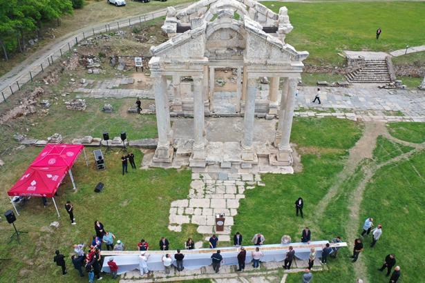 14 metrelik pide görenleri şaşkına çevirdi Aydın’da tarihi lezzet şovu