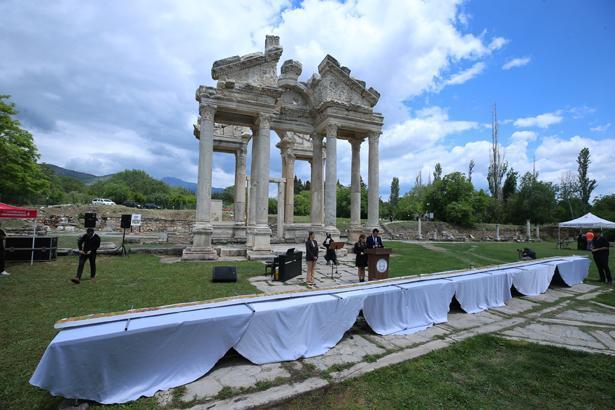 14 metrelik pide görenleri şaşkına çevirdi Aydın’da tarihi lezzet şovu