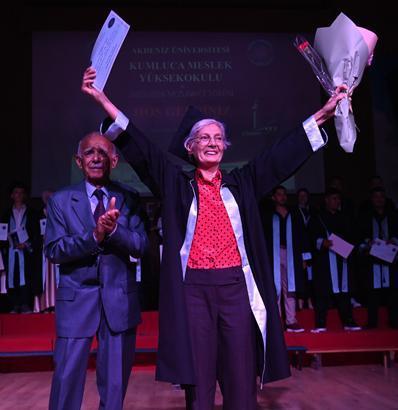 Liseden mezun olduktan 50 yıl sonra sınava girdi, dekan oğuldan diplomasını aldı: İçimde hep uhde kalmıştı