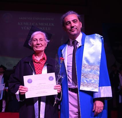 Liseden mezun olduktan 50 yıl sonra sınava girdi, dekan oğuldan diplomasını aldı: İçimde hep uhde kalmıştı