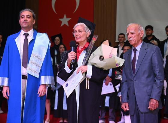 DEKAN ULUŞAR: ANNEME MEZUNİYET BELGESİNİ VERMEM BENİM İÇİN AYRICA BİR ONUR