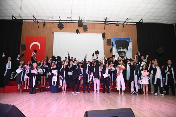 Liseden mezun olduktan 50 yıl sonra sınava girdi, dekan oğuldan diplomasını aldı: İçimde hep uhde kalmıştı