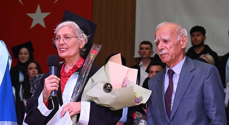 Liseden mezun olduktan 50 yıl sonra sınava girdi, dekan oğuldan diplomasını aldı: İçimde hep uhde kalmıştı