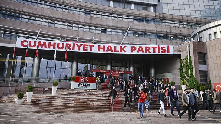 CHP’liler mutlak butlan kararı sonrası genel merkezde toplandı