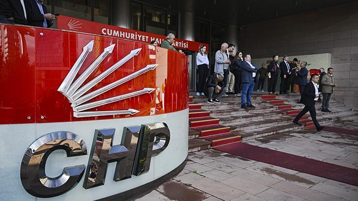 CHP’liler mutlak butlan kararı sonrası genel merkezde toplandı