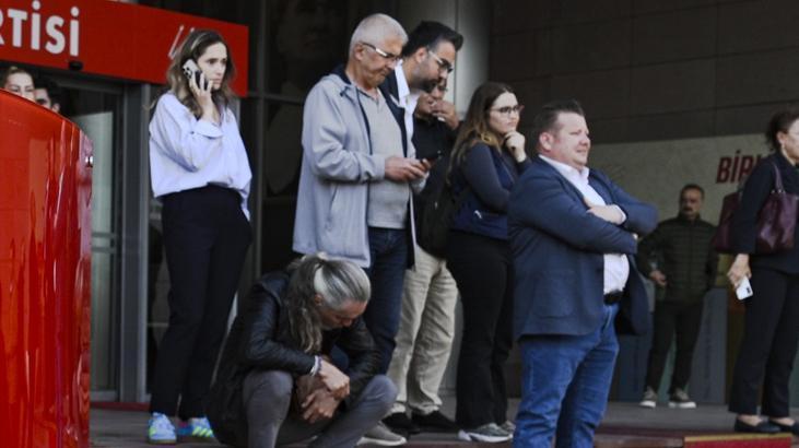 CHP’liler mutlak butlan kararı sonrası genel merkezde toplandı