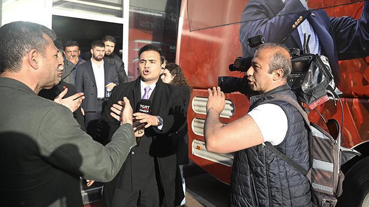 CHP’liler mutlak butlan kararı sonrası genel merkezde toplandı