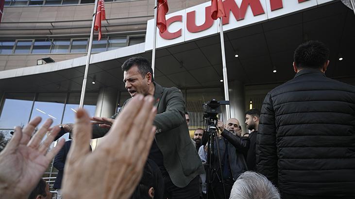 CHP’liler mutlak butlan kararı sonrası genel merkezde toplandı