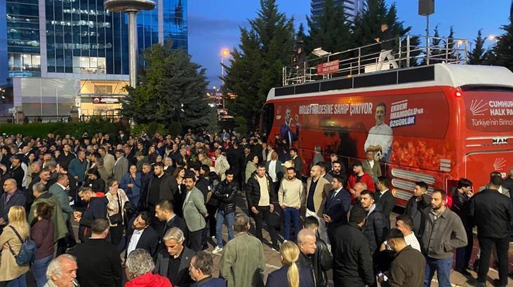 CHP’liler mutlak butlan kararı sonrası genel merkezde toplandı
