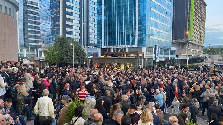 CHP’liler mutlak butlan kararı sonrası genel merkezde toplandı