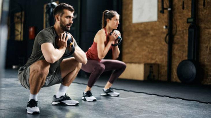 Çömelip kalkmak bile işe yarıyormuş Metabolizmayı koruyan yöntem: 20 dakikada bir yapılıyor