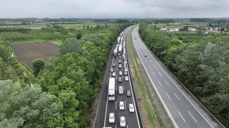 9 günlük tatil başladı, milyonlarca kişi yolda İşte trafiğin kilitlendi noktalar